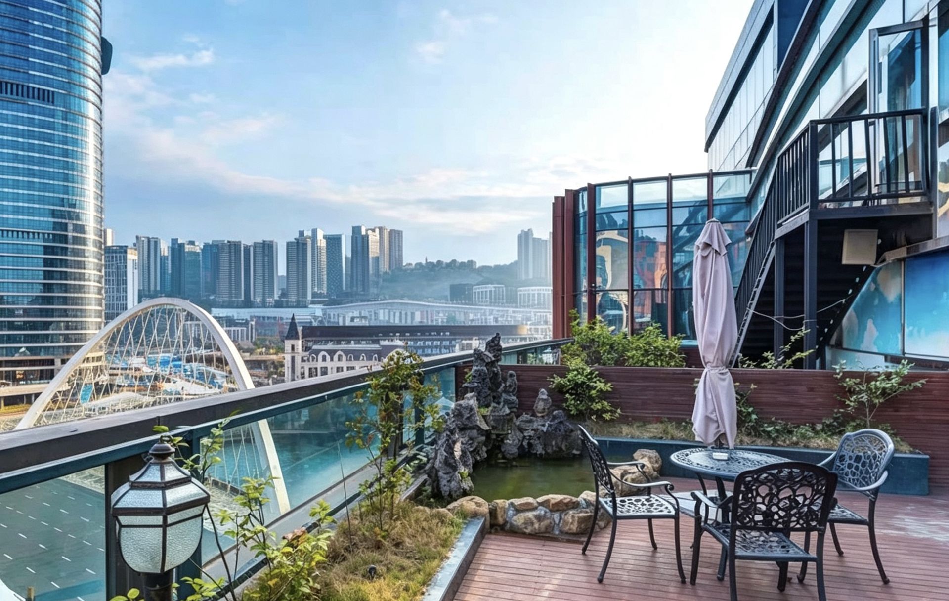 嘉康月子中心露台花园外景，可俯瞰贵阳城市景观与远处的喀斯特山景