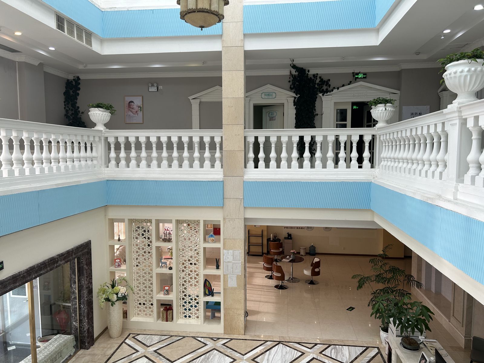 嘉康月子中心乐湾店庄园式挑空大堂实景